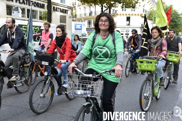 Action   Tournez manège !  , Vélorution dans Paris organisée par des militants écologistes d Extinction Rebellion. Action  Turn carousel! , Velorution in Paris organized by ecologist activists of Extinction Rebellion.