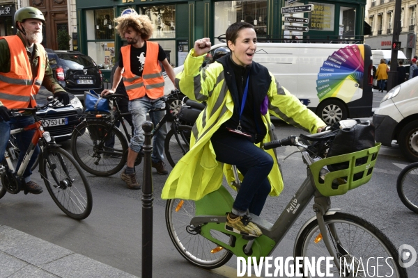 Action   Tournez manège !  , Vélorution dans Paris organisée par des militants écologistes d Extinction Rebellion. Action  Turn carousel! , Velorution in Paris organized by ecologist activists of Extinction Rebellion.