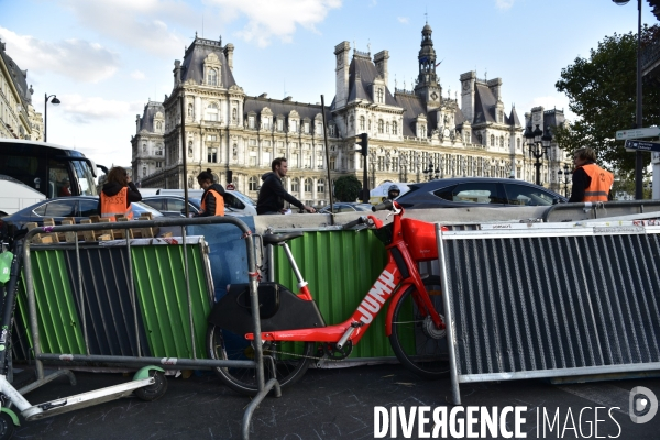 Action blocage du centre de Paris par des militants écologistes d Extinction Rebellion, rue de Rivoli. Action blocking the center of Paris by ecologist activists of Extinction Rebellion, Rivoli street.