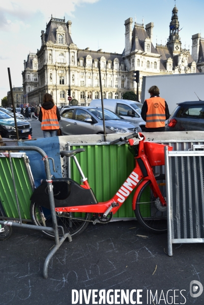 Action blocage du centre de Paris par des militants écologistes d Extinction Rebellion, rue de Rivoli. Action blocking the center of Paris by ecologist activists of Extinction Rebellion, Rivoli street.