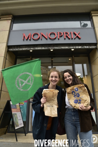 Action   Le plastique nous intoxique   devant Monoprix, au centre de Paris par des militants écologistes d Extinction Rebellion, rue de Rivoli. Action   The plastic intoxicates us   in Paris, by ecologist activists of Extinction Rebellion, Rivoli street.