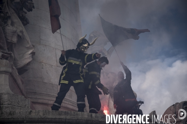 Les pompiers battent le pavé
