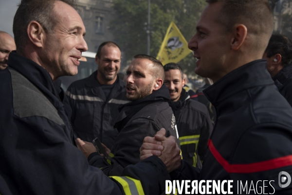 Les pompiers battent le pavé