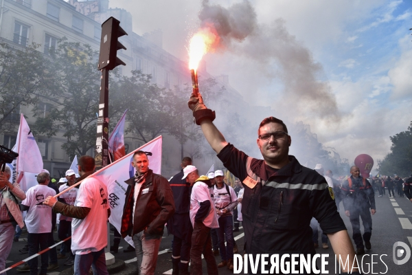 Manifestation nationale des pompiers et des agents hospitaliers, à Paris. Demonstration of firefighters and the hospital agents.