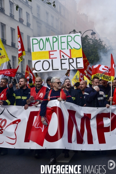 Manifestation nationale des pompiers et des agents hospitaliers, à Paris. Demonstration of firefighters and the hospital agents.