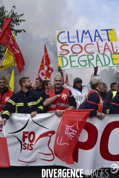 Manifestation nationale des pompiers et des agents hospitaliers, à Paris. Demonstration of firefighters and the hospital agents.