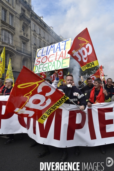 Manifestation nationale des pompiers et des agents hospitaliers, à Paris. Demonstration of firefighters and the hospital agents.