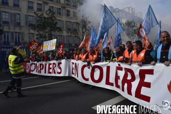 Manifestation nationale des pompiers et des agents hospitaliers, à Paris. Demonstration of firefighters and the hospital agents.