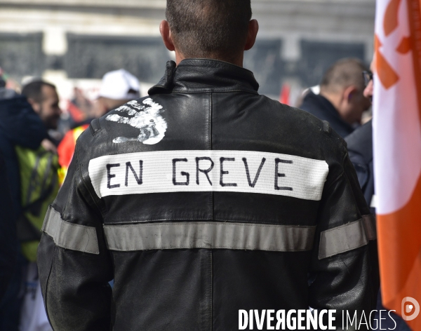 Manifestation nationale des pompiers et des agents hospitaliers, à Paris. Demonstration of firefighters and the hospital agents.