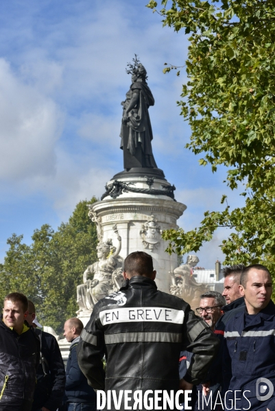 Manifestation nationale des pompiers et des agents hospitaliers, à Paris. Demonstration of firefighters and the hospital agents.