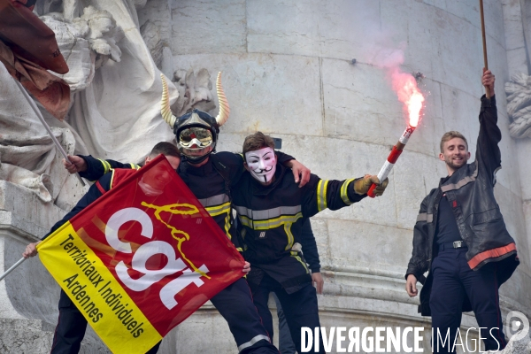 Manifestation nationale des pompiers et des agents hospitaliers, à Paris. Demonstration of firefighters and the hospital agents.