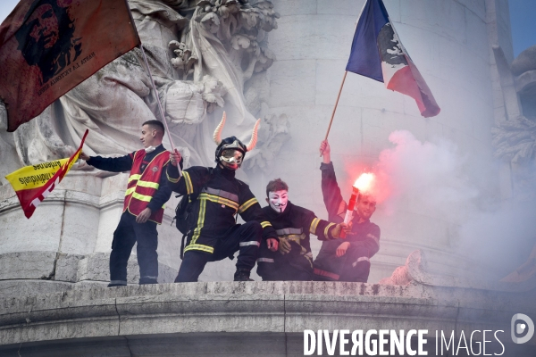 Manifestation nationale des pompiers et des agents hospitaliers, à Paris. Demonstration of firefighters and the hospital agents.