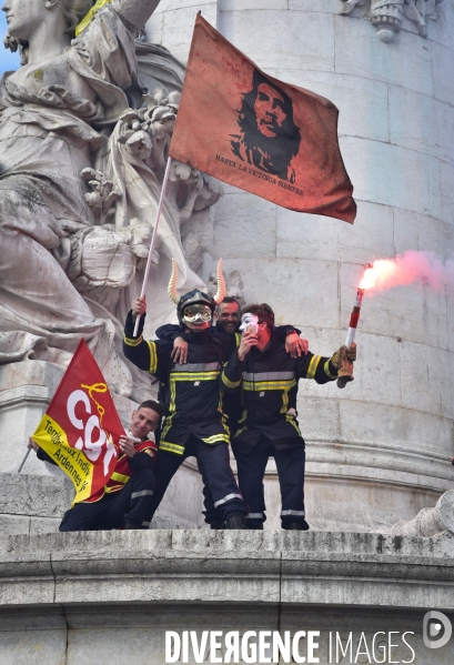 Manifestation nationale des pompiers et des agents hospitaliers, à Paris. Demonstration of firefighters and the hospital agents.