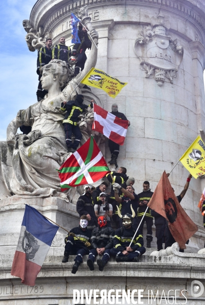 Manifestation nationale des pompiers et des agents hospitaliers, à Paris. Demonstration of firefighters and the hospital agents.