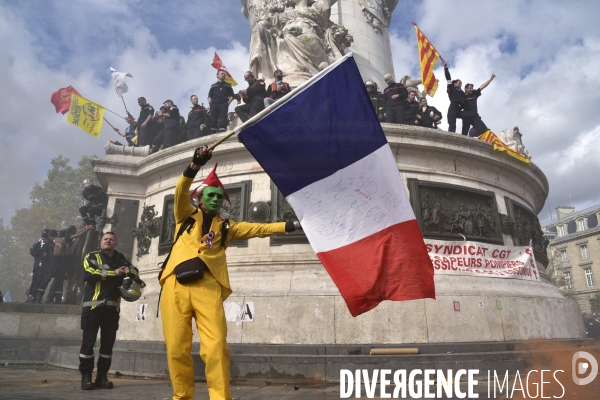 Manifestation nationale des pompiers et des agents hospitaliers, à Paris. Demonstration of firefighters and the hospital agents.