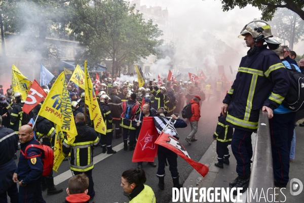 Manifestation nationale des pompiers et des agents hospitaliers, à Paris. Demonstration of firefighters and the hospital agents.