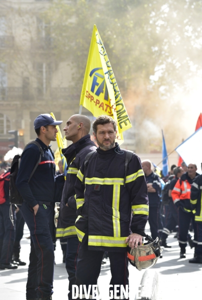 Manifestation nationale des pompiers et des agents hospitaliers, à Paris. Demonstration of firefighters and the hospital agents.