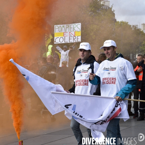 Manifestation nationale des pompiers et des agents hospitaliers, à Paris. Demonstration of firefighters and the hospital agents.