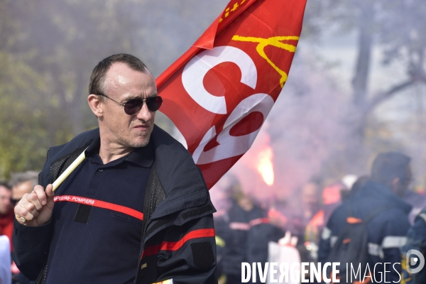 Manifestation nationale des pompiers et des agents hospitaliers, à Paris. Demonstration of firefighters and the hospital agents.