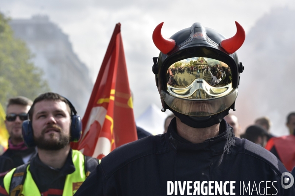 Manifestation nationale des pompiers et des agents hospitaliers, à Paris. Demonstration of firefighters and the hospital agents.