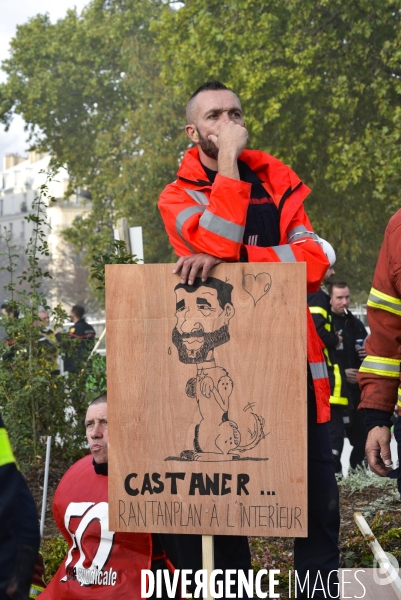 Manifestation nationale des pompiers et des agents hospitaliers, à Paris. Demonstration of firefighters and the hospital agents.