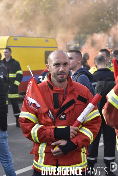 Manifestation nationale des pompiers et des agents hospitaliers, à Paris. Demonstration of firefighters and the hospital agents.