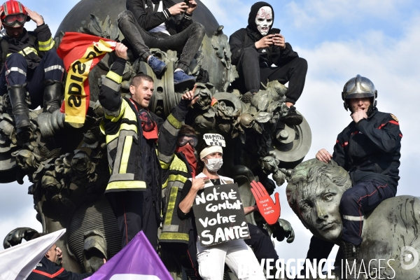 Manifestation nationale des pompiers et des agents hospitaliers, à Paris. Demonstration of firefighters and the hospital agents.