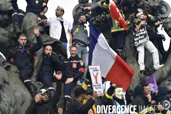 Manifestation nationale des pompiers et des agents hospitaliers, à Paris. Demonstration of firefighters and the hospital agents.