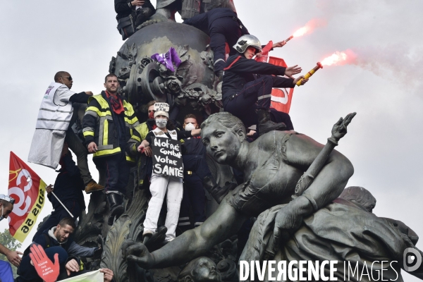 Manifestation nationale des pompiers et des agents hospitaliers, à Paris. Demonstration of firefighters and the hospital agents.