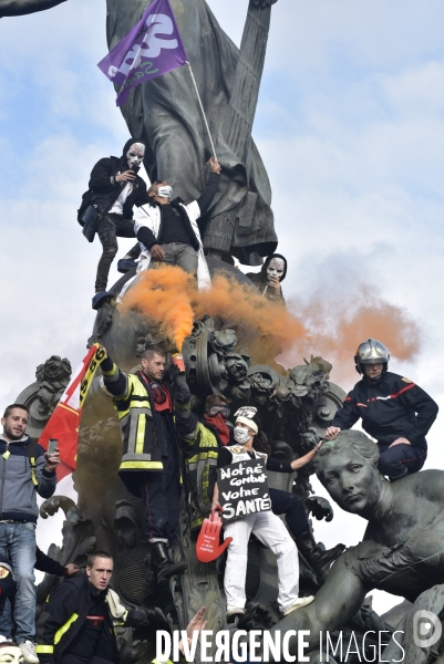 Manifestation nationale des pompiers et des agents hospitaliers, à Paris. Demonstration of firefighters and the hospital agents.