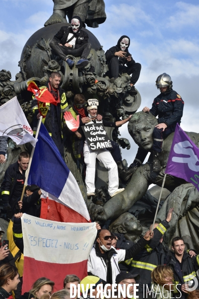 Manifestation nationale des pompiers et des agents hospitaliers, à Paris. Demonstration of firefighters and the hospital agents.