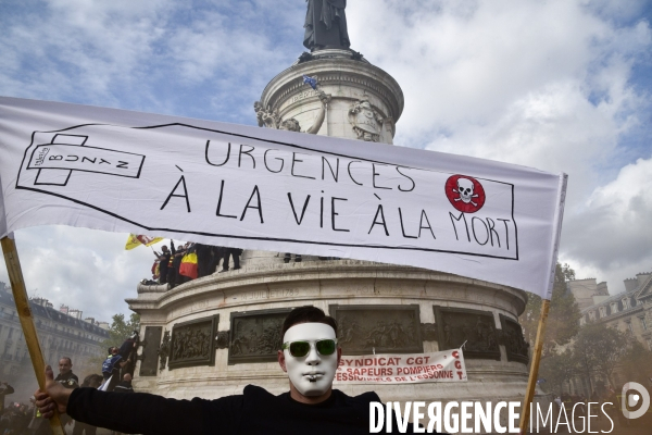 Manifestation nationale des pompiers et des agents hospitaliers, à Paris. Demonstration of firefighters and the hospital agents.