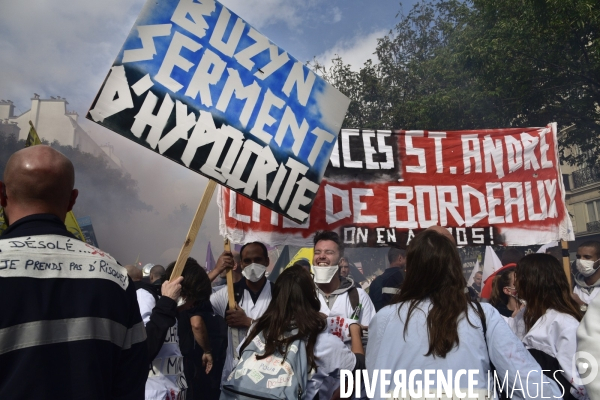 Manifestation nationale des pompiers et des agents hospitaliers, à Paris. Demonstration of firefighters and the hospital agents.