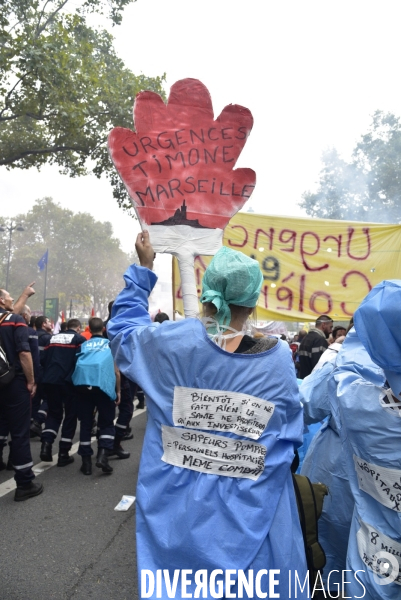 Manifestation nationale des pompiers et des agents hospitaliers, à Paris. Demonstration of firefighters and the hospital agents.