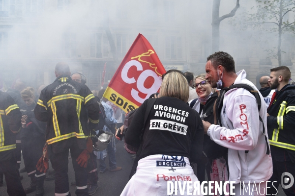 Manifestation nationale des pompiers et des agents hospitaliers, à Paris. Demonstration of firefighters and the hospital agents.