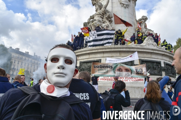 Manifestation nationale des pompiers et des agents hospitaliers, à Paris. Demonstration of firefighters and the hospital agents.