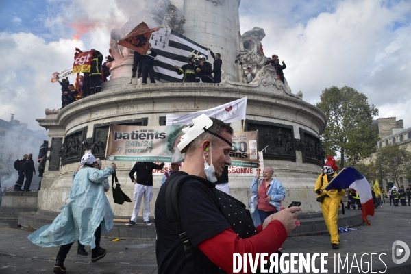 Manifestation nationale des pompiers et des agents hospitaliers, à Paris. Demonstration of firefighters and the hospital agents.