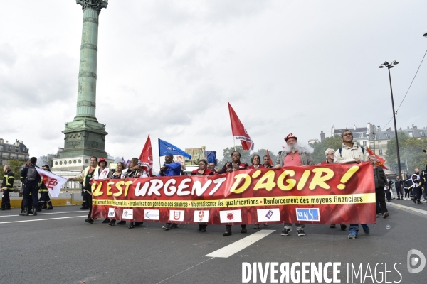 Manifestation nationale des pompiers et des agents hospitaliers, à Paris. Demonstration of firefighters and the hospital agents.