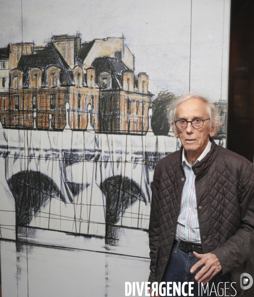 Christo signe son livre a la librairie taschen