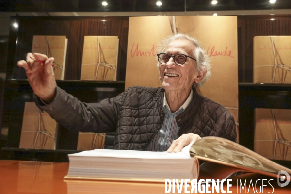 Christo signe son livre a la librairie taschen