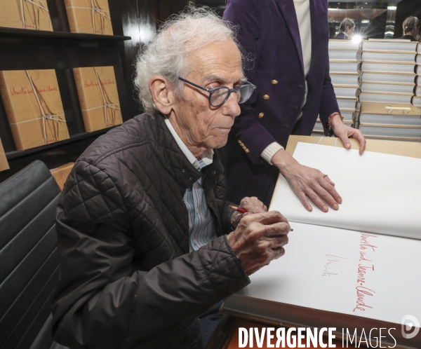 Christo signe son livre a la librairie taschen