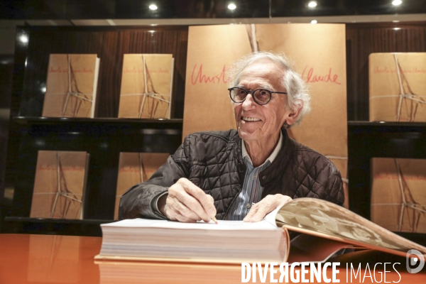 Christo signe son livre a la librairie taschen