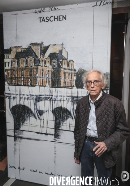 Christo signe son livre a la librairie taschen