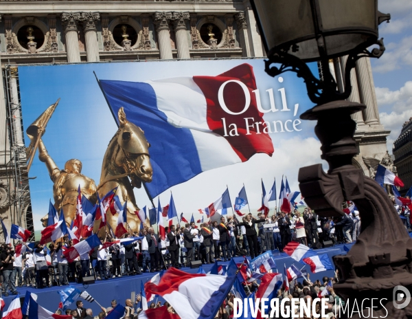 Marine le pen a réuni ses partisans place de l opéra aprés le traditionnel défilé en l honneur de jeanne d arc, le 1er mai 2012