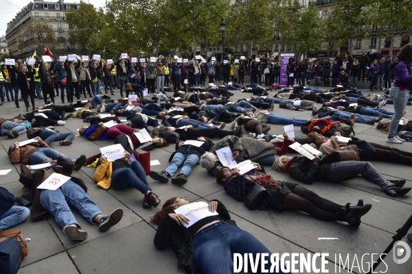 Die-in du collectif NOUS TOUTES contre le féminicide.Die-in du collectif NOUS TOUTES contre le féminicide. Die-in against feminicide.