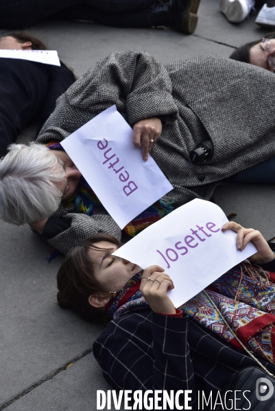 Die-in du collectif NOUS TOUTES contre le féminicide.Die-in du collectif NOUS TOUTES contre le féminicide. Die-in against feminicide.