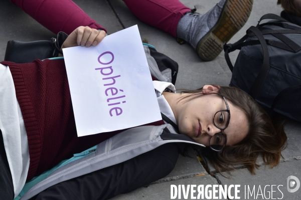 Die-in du collectif NOUS TOUTES contre le féminicide.Die-in du collectif NOUS TOUTES contre le féminicide. Die-in against feminicide.