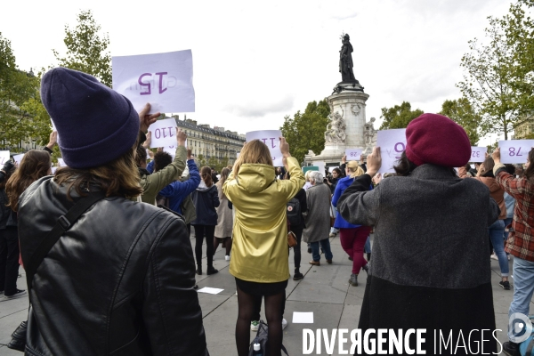 Die-in du collectif NOUS TOUTES contre le féminicide.Die-in du collectif NOUS TOUTES contre le féminicide. Die-in against feminicide.