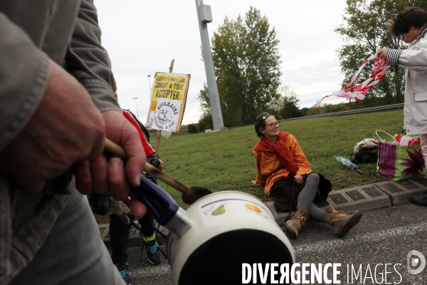 Rassemblement devant la centrale nucléaire de GOLFECH