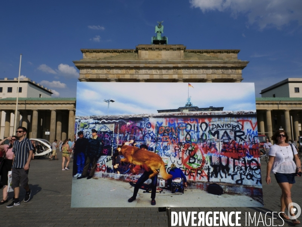 Berlin 30 ans plus tard. Une combinaison avant et après de deux images du mur de Berlin aujourd hui 2019 par rapport à 1989. Berlin 30 years later. A before and after 2019 compared to 1989.